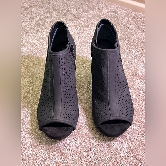 Giani Bernini Black Heeled Ankle Boots - Picture 2 of 7